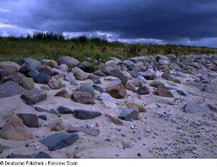 Strand mit großen Steinen