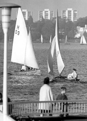 Hamburg. Freizeitkapitäne mit ihren Segelbooten auf der Außenalster