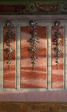 Wandpanneau mit Rosengewinde und Rocailleornament