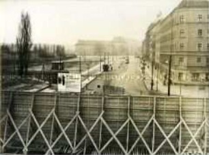 Blick über die Berliner Mauer an der Bernauer Straße