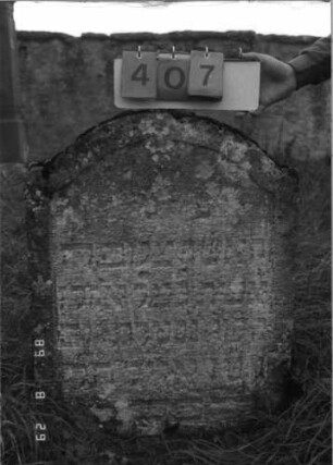 Grabstein 407 (Index: 100107906) Material: Kalkstein Zustand: verwittert, leicht eingesunken Maße HxBxT: 95x72x14 cm Beschreibung: Stele mit eingezogenem Segmentbogenabschluß, Schriftfeld eingetieft: Grabstein 407