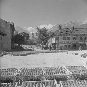 Alltagsbild. Gestelle für das Trocknen der Tabakblätter am Wohnhaus und auf freien Plätzen in Bansko