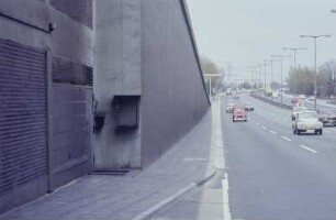 Spandauer Brücke, Stützwand