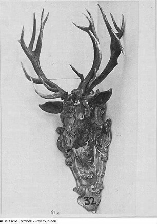 Hirschkopf : Kirchner, Christian. Hirschkopf, 32-Ender. Holz, geschnitzt. Moritzburg: Jagdschloss, Speisesaal