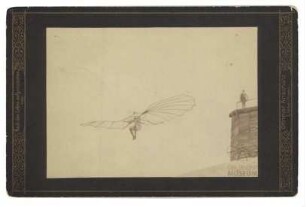 Fotografie Flugversuch Otto Lilienthals auf Schmuckkarton Anschütz