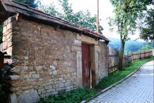 Natursteinmauer als Gehöfteinfriedung mit Tür, Hintereingang zum Pfarrhaus