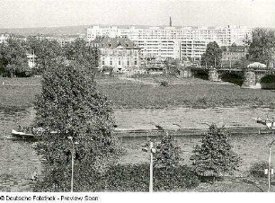 Blick vom Opernhaus über die Elbe zum Neustädter Ufer mit Blockhaus