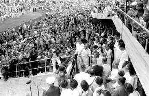 Freiburg: Vorführung im Mösle-Stadion; Ehrentribüne