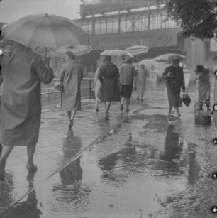 Passanten im Regen, Friedrichstraße, 1964. SW-Foto © Kurt Schwarz.