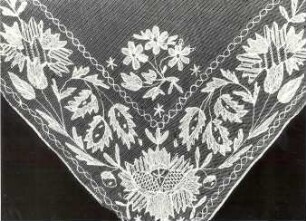 Detail eines Halstuches der Bautzener Tracht : Bildende Volkskunst - Flachsfaser. Ecke eines Halstuches der ehemaligen Bautzener Tracht.