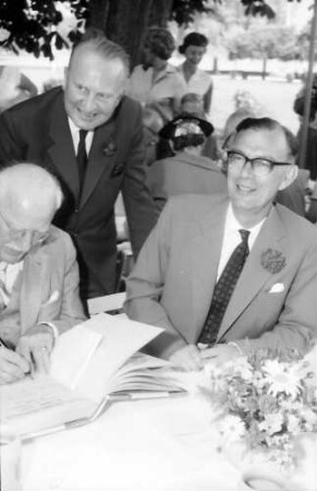 Chemiker; Maikäferrede: Hermann Staudinger, Graf Lennart Bernadotte, mittig stehend H. F. Kiderlen