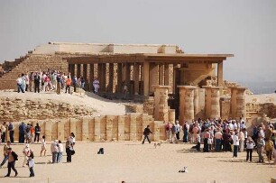 Kairo - Eingang zur Stufenpyramide von Sakkara : Ausgegrabene Tempelanlagen, Touristen, an der Stufenpyramide von Sakkara, am einstigen Gräberfeld der vormaligen Hauptstadt Memphis, aufgenommen 2006 bei Kairo