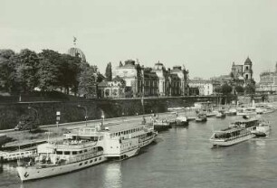 Dresden, Blick von der Dr.-Rudolf-Friedrichs-Brücke (Carolabrücke) über die Dampferanlegestelle auf die Altstadt : Dresden, MS Ernst Thälmann