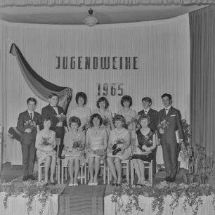 Jugendweihe Schirgiswalde : Schirgiswalde. Gruppenportrait von jungen Mädchen und Jungen anlässlich ihrer Jugendweihe 1965