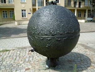 Erdkugel/Weltkugel (vor dem Dokumentationszentrum Erich-Weinert-Allee 3, WK II), Eisenhüttenstadt