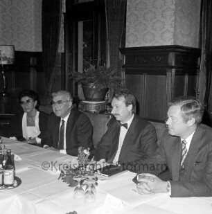 Herrenhaus [Schloss]: Saal: Dichtungstechnik G. Bruss GmbH & Co. KG (Hoisdorf): 25-jähriges Jubiläum: Tisch der Geschäftsleitung mit Günter und Gertrud Bruss, Volker Groth und Horst Hoppe