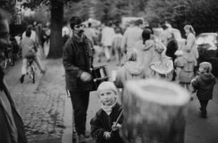 Kinderfest auf dem auf Initiative des Grafikers Manfred Butzmann errichteten Spielplatz (in der Mitte der Maler Martin Hoffmann ?)