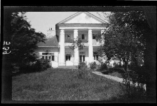 Vorderansicht einer Villa mit Portikus