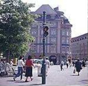 Hansjakob, Gottfried; Augsburg - Innenstadt, Königsplatz, Ernst-Reuter-Platz; Königsplatz und Fußgängerzone - Königsplatz Ecke Fuggerstraße, Fußgängerbereich, Ampelgestaltung