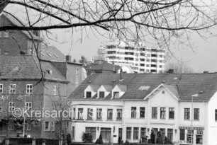 Matthias-Claudius-Straße: links Claudius-Mühle: im Hintergrund Hochhaus: im Vordergrund Äste