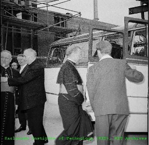 Dr. Hermann Schäufele (Erzbischof von Freiburg) zu Besuch am Kernforschungszentrum Karlsruhe (KfK)