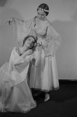 Szenenbilder aus der Posse "Lumpacivagabundus" von Johann Nestroy im Theater am Schiffbauerdamm Berlin