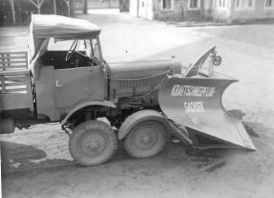 Kraftschneepflug - Sachsen A 1 : Kraftschneepflug - Sachsen A 1. Vorbauschneepflug an einem Lastkraftwagen. Ansicht von rechts