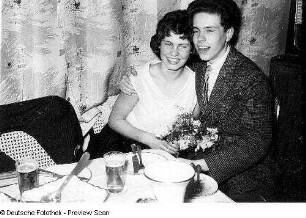 Der Fotograf Christian Borchert bei einer Feier mit einer jungen Frau
