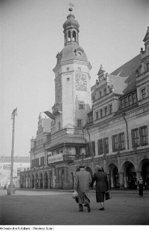 Passanten vor dem Alten Rathaus