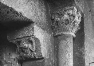 Westportal, rechtes Kapitell mit Raubtieren