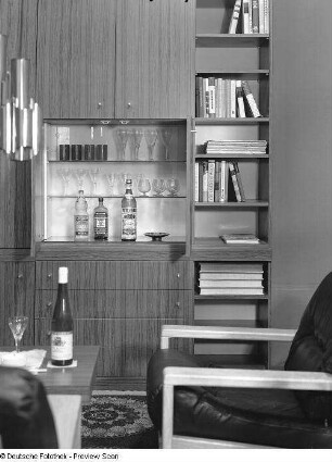 Anbauwand "Standard" : Wohnzimmermöbel (1973; VEB Möbelkombinat Eisenberg). Anbauwand. Teilansicht mit Sessel einer Sitzgruppe und Couchtisch