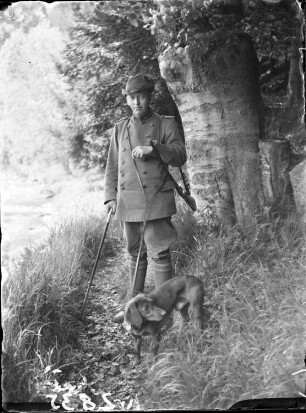 Förster mit Dackel in seinem Forstrevier