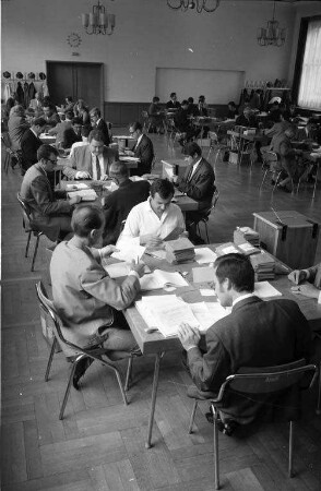 Auszählung der Briefwahl-Stimmen für die Bundestagswahl am 28. September 1969.