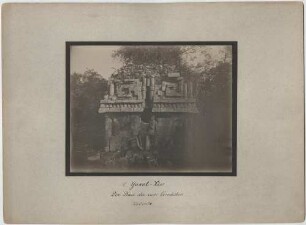 "Der Bau der zwei Gemächer. Westseite. (Mit Expeditionsmitglied.) Entdeckung Teobert Maler."