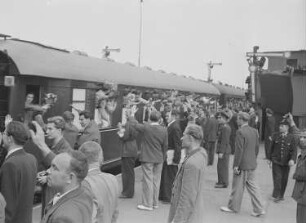 Abreise der sowjetischen Delegation vom Ostbahnhof Berlin : Abschiedsszene auf dem Ostbahnhof