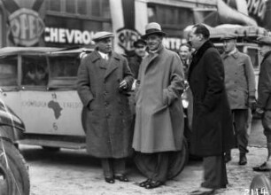 Vor der Opel Filiale Eduard Winter Berlin : Drei Männer vor einem Fahrzeug der Expedition vor der Opel Filiale Eduard Winter in Berlin. Der linke der drei Männer ist möglicherweise Hans Schomburgk, in der Mitte Paul Lieberenz.
