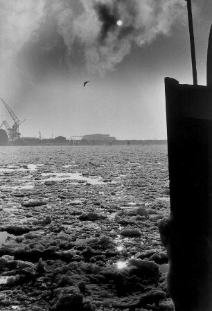 Hamburg. Der mit Treibeis bedeckte Hafen im Winter 1956.