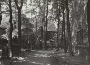 Blick in den "Grünen Friedhof", im Hintergrund die Annenkapelle