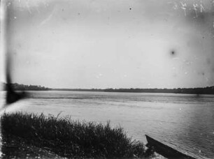 Flusslandschaft : Der Fluss Arwuimi und die umgebende Landschaft