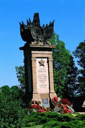 Torgau - Denkmal für Begegnung alliierter Truppen : Dieses Denkmal erinnert an das erste Zusammentreffen von US-Truppen mit sowjetischen Streitkräften an der Elbe bei Torgau 1945, aufgenommen ca. 1995
