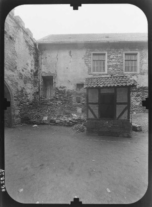 Ranis. Burg (Erwähnung 1199, 13./14. Jh.). Wirtschaftsgebäude über den Burghof