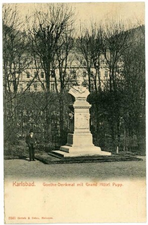 Karlsbad. Goethe-Denkmal mit Grand Hotel Pupp : Karlsbad. Denkmal für Johann Wolfgang von Goethe (1883; Adolf Donndorf). Büste und Postament Marmor. Parkanlage vor dem Grand Hotel Pupp