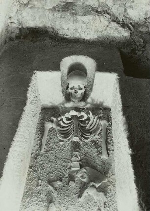 Mittelalterlicher Steinkistensarg mit Skelett : Mittelalterlicher Steinkistensarg mit Skelett, gefunden bei Ausgrabung im Schlosshof, jetzt im Keller der Schlosskirche