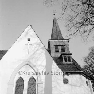 Matthias-Claudius-Kirche: Paul-von-Schoenaich-Straße: Außenaufnahme: nach Renovierung: Blick von Süden: Teilansicht: Turm und Giebel des seitlichen Anbaus: rechts oben überhängende Zweige eines Baumes