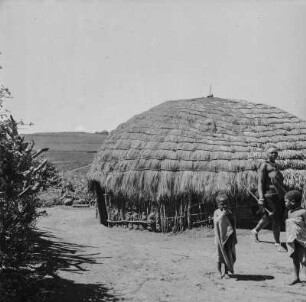 Personen der Zulu : Frau und zwei Kinder der Zulu vor einem Rundhaus