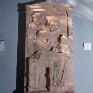 Athen, Archäologisches Nationalmuseum, ANM 723. Grabstele der Polýxena: Naiskos mit Akroter, attisch, um 400. Kerameikós, Höhe 1,75m.