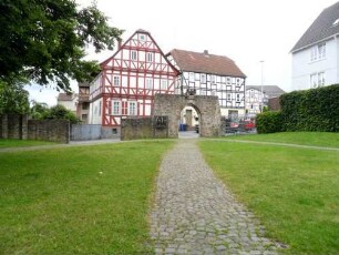 Totenkirche (Romanische Gründung)-Kirchhof im Süden nach Süden mit Kirchhofmauer und Torbogen (einst Torhaus - Wehrgang mit Steinbrüstung und Schießscharten abgetragen)