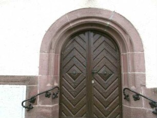 Langhaus von Norden-rundbogig gewändestes Portal mit Bauinschrift-erneuert 1913- anläßlich eingehender Überarbeitung und Überformung) im Detail