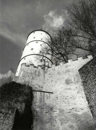 Der weiße Turm in Biberach mit Stadtmauer