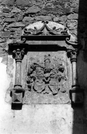 Kenzingen: Wappen im Hof am Rathaus